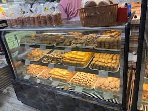 Maxim's Bakers & Confectioners