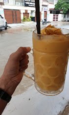Om Juice N Shakes Hut